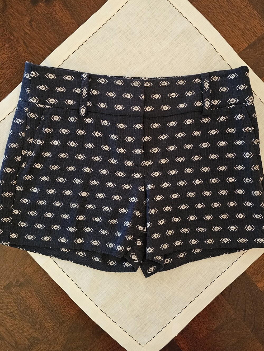 Ann Taylor Women's Navy White Aztec/ Diamond Jacquard Patterned Shorts 4